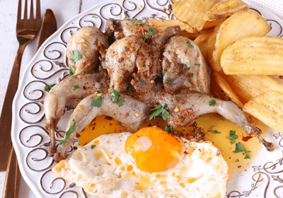 CODORNIZ COM OVO ESTRELADO À PORTUGUESA