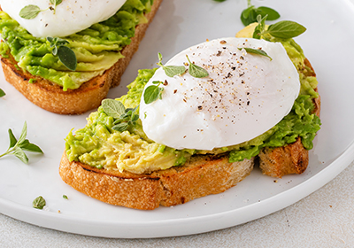 TOSTA DE OVO ESCALFADO E ABACATE